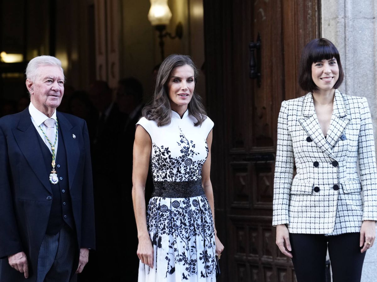 Foto: La Reina, junto a la ministra de Ciencia e Innovación, Diana Morant, y el presidente de la Real Academia de Ingeniería, Antonio Colino. (LP)