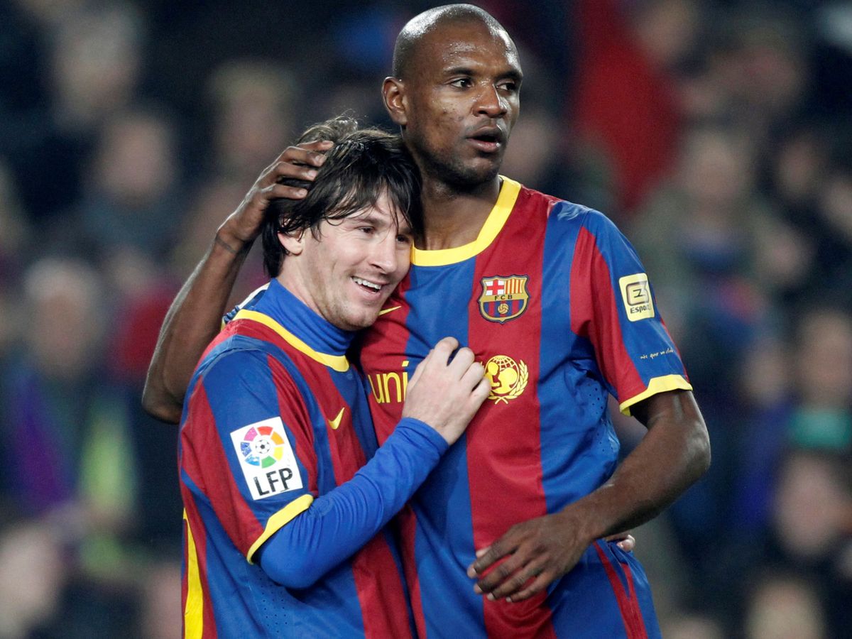 Foto: El jugador Eric Abidal (dcha) junto a Messi en su paso por el Barcelona (REUTERS/Nacarino) 