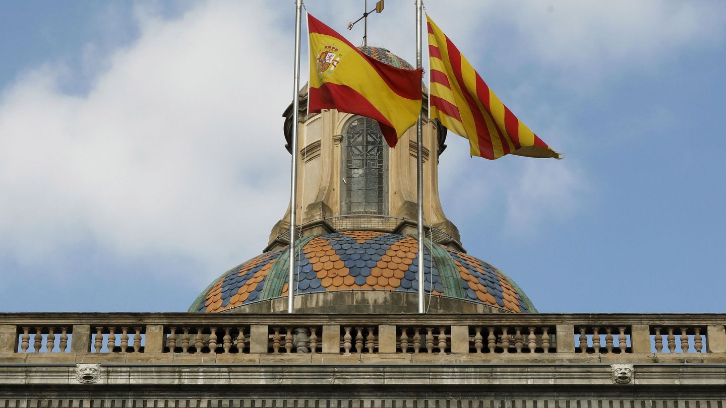 Las banderas española y catalana ondean en la fachada del edificio de la Generalitat de Catalunya. (EFE)