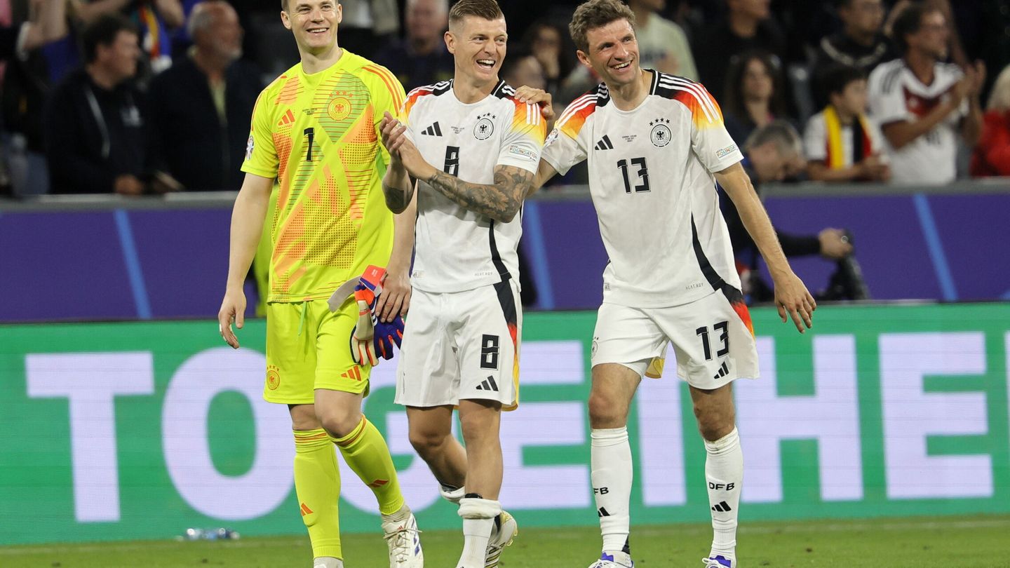 Munich (Germany), 14 06 2024.- (L-R) Goalkeeper Manuel Neuer, Toni Kroos, and Thomas Muller of Germany laugh as they greet supporters after winning the UEFA EURO 2024 group A match between Germany and Scotland in Munich, Germany, 14 June 2024. (Alemania) EFE EPA RONALD WITTEK 