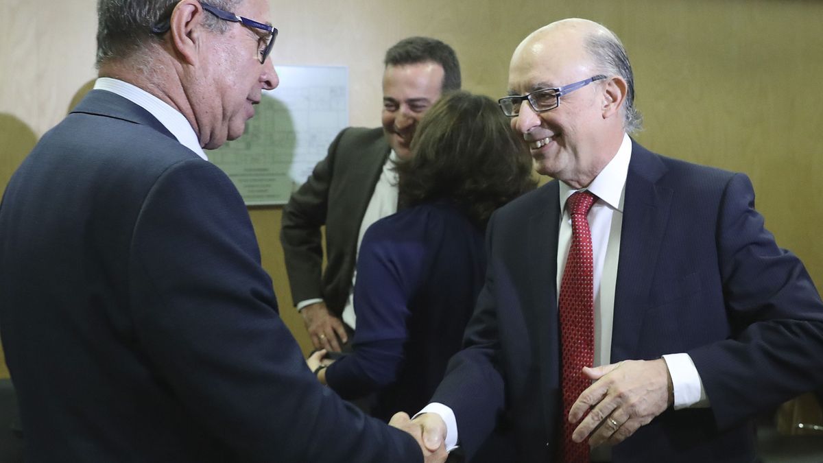 Montoro rompe la unión del 'nuevo PSOE': Extremadura se abstiene al reparto del déficit