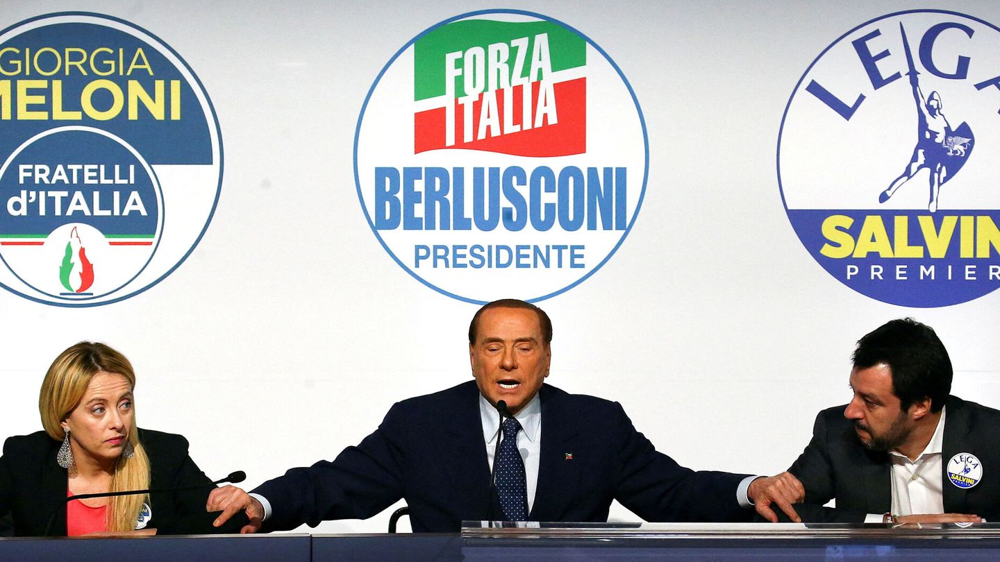 Giorgia Meloni, Silvio Berlusconi y Matteo Salvini, en un encuentro político en 2018. (Reuters)