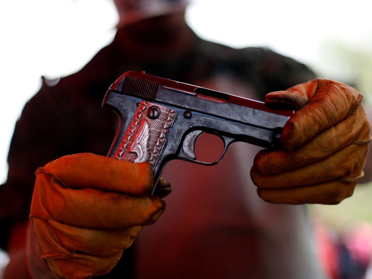 Foto: Un soldado muestra una pistola en un programa de desarme en la Ciudad de México, en 2019. Edgard Garrido / REUTERS