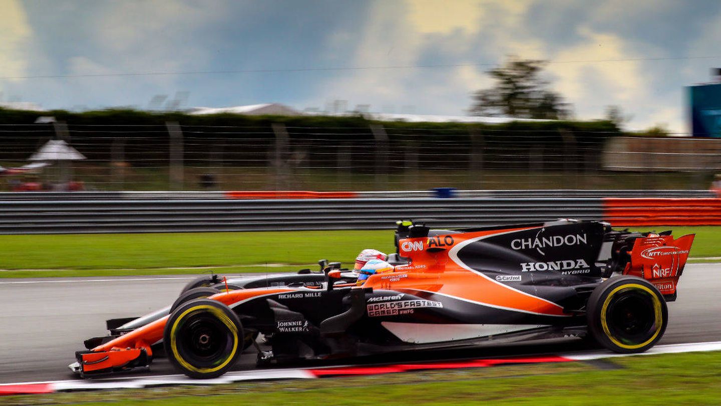 Fernando Alonso y Kevin Magnussen tuvieron una lucha singular en el GP de Malasia. (McLaren)