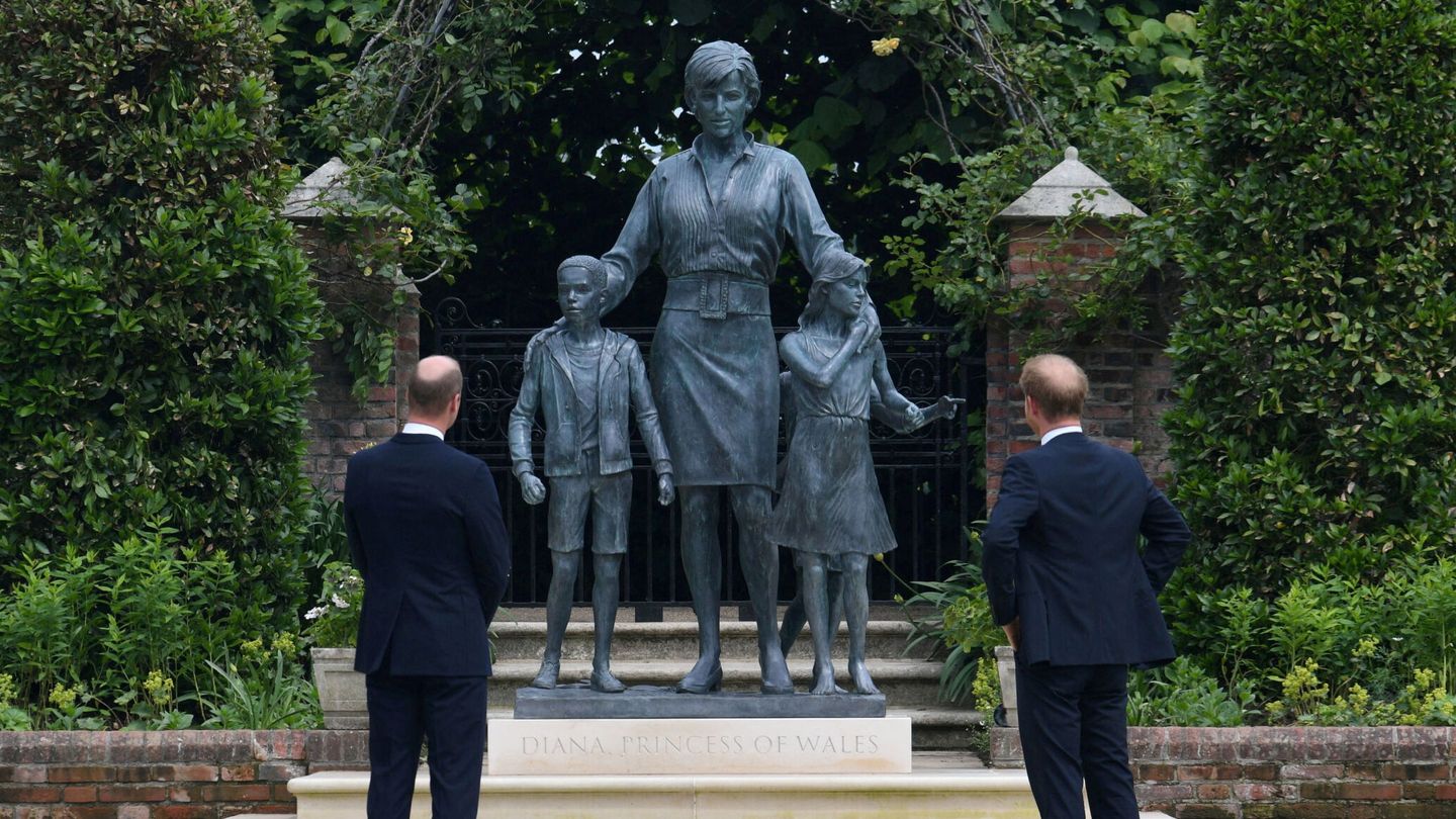 Harry y Guillermo, junto a una estatua de su madre. (Reuters)