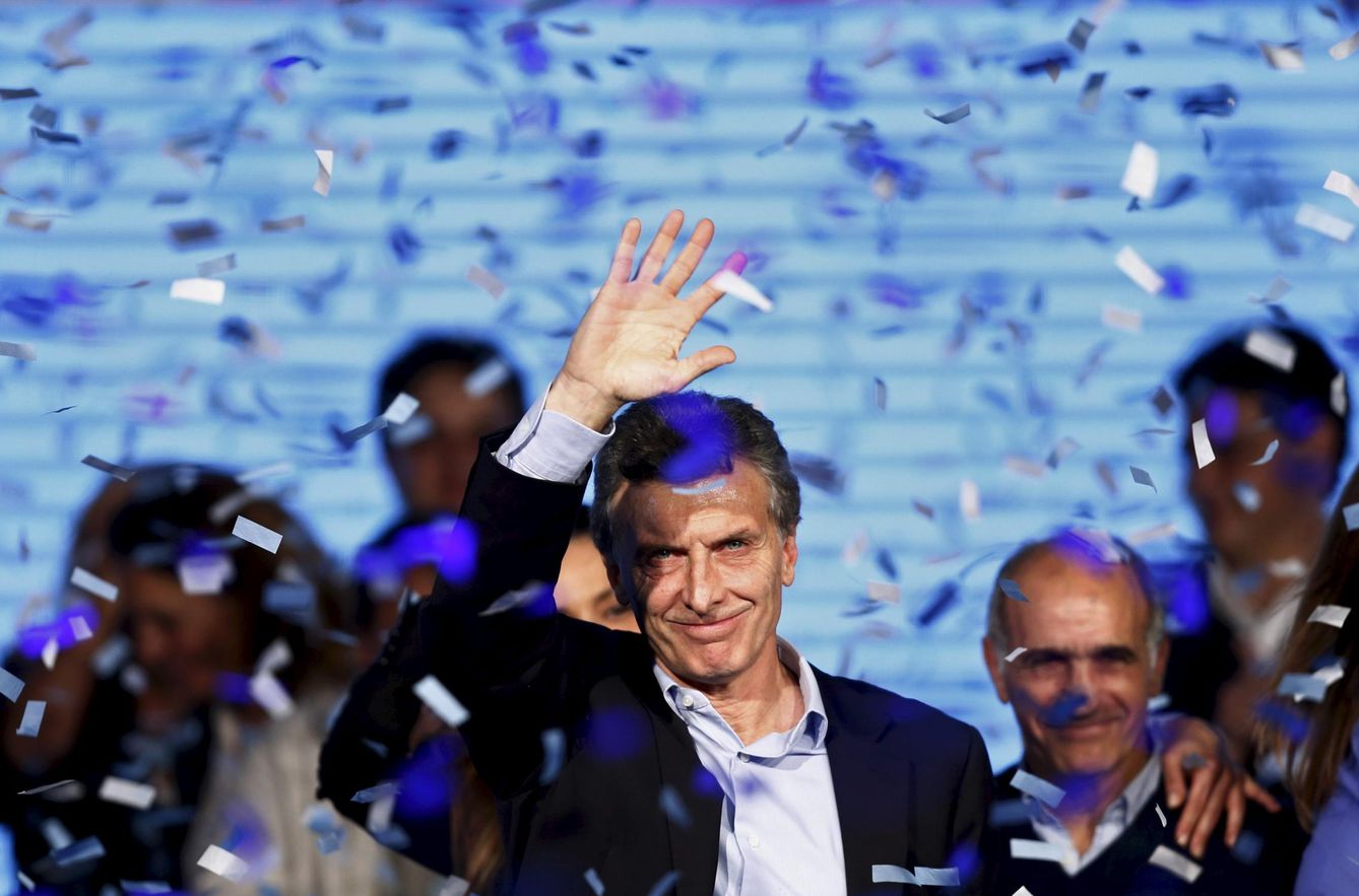 El candidato conservador Mauricio Macri saluda a simpatizantes durante un mitin en Buenos Aires. (Reuters)