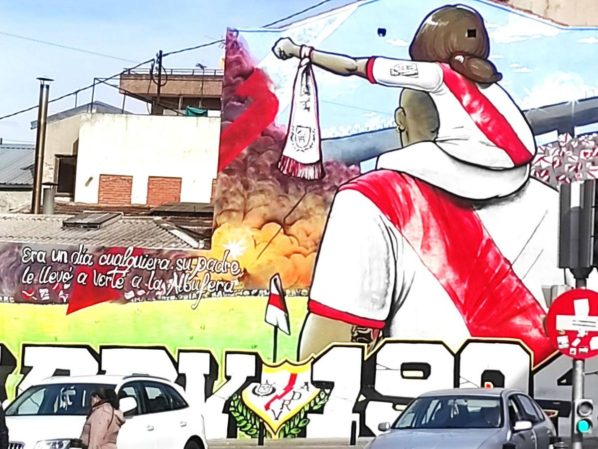 Foto: Un graffiti junto al estadio del Rayo Vallecano que conmemora a los Bukaneros, los ultras del club. (L.B.)