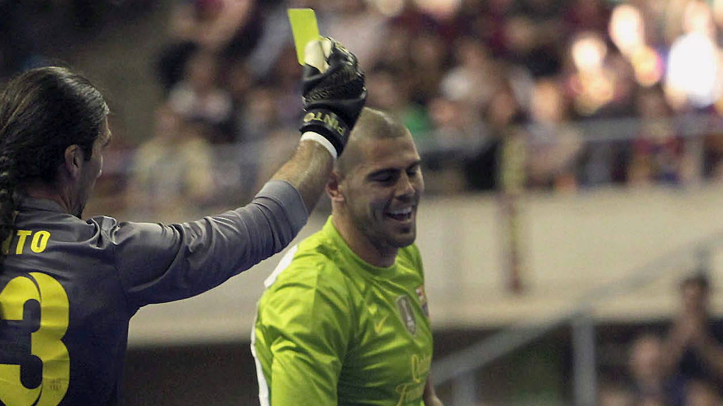 Pinto bromea con Valdés en un partido benéfico.