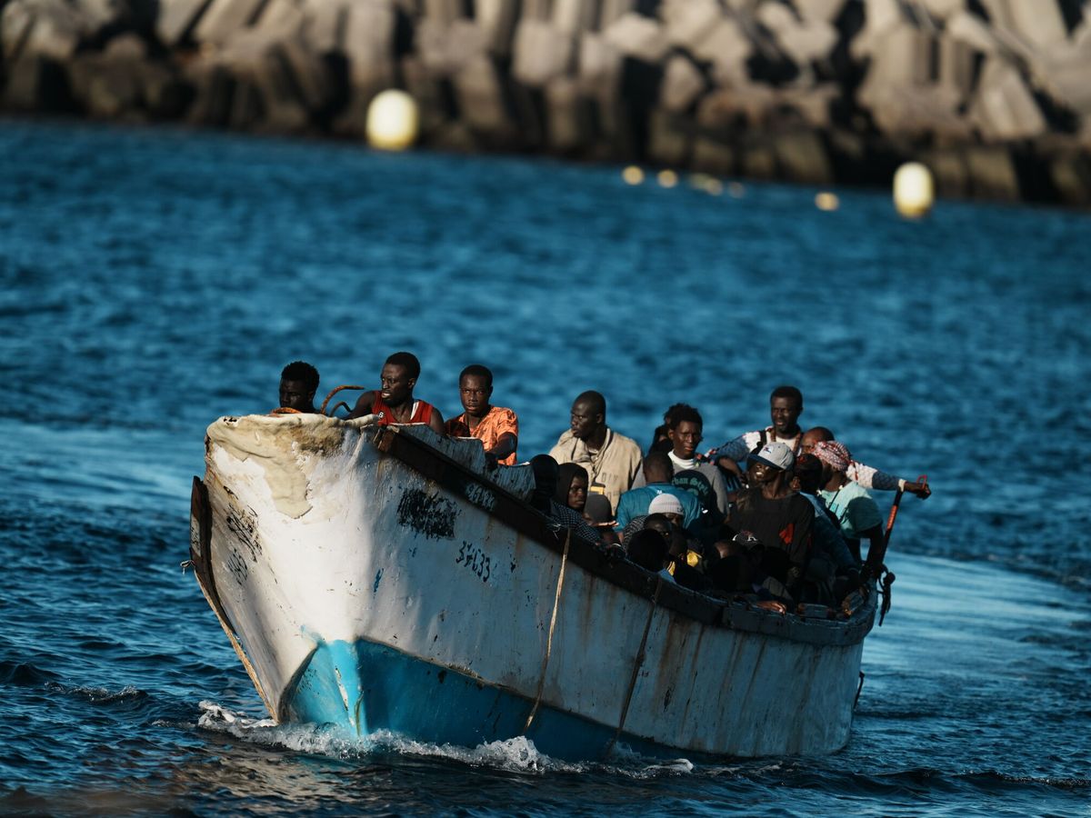 Foto: Llegada de inmigrantes en un cayuco a El Hierro. (Europa Press/H. Bilbao)