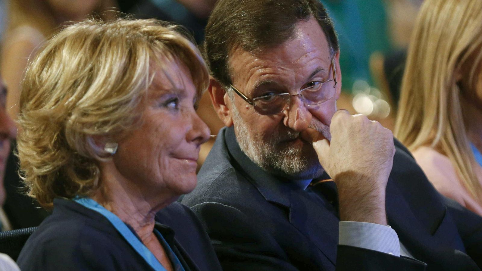 Foto: La portavoz del PP en el Ayuntamiento de Madrid, Esperanza Aguirre (i), conversa con el presidente del Gobierno, Mariano Rajoy (d). (EFE)