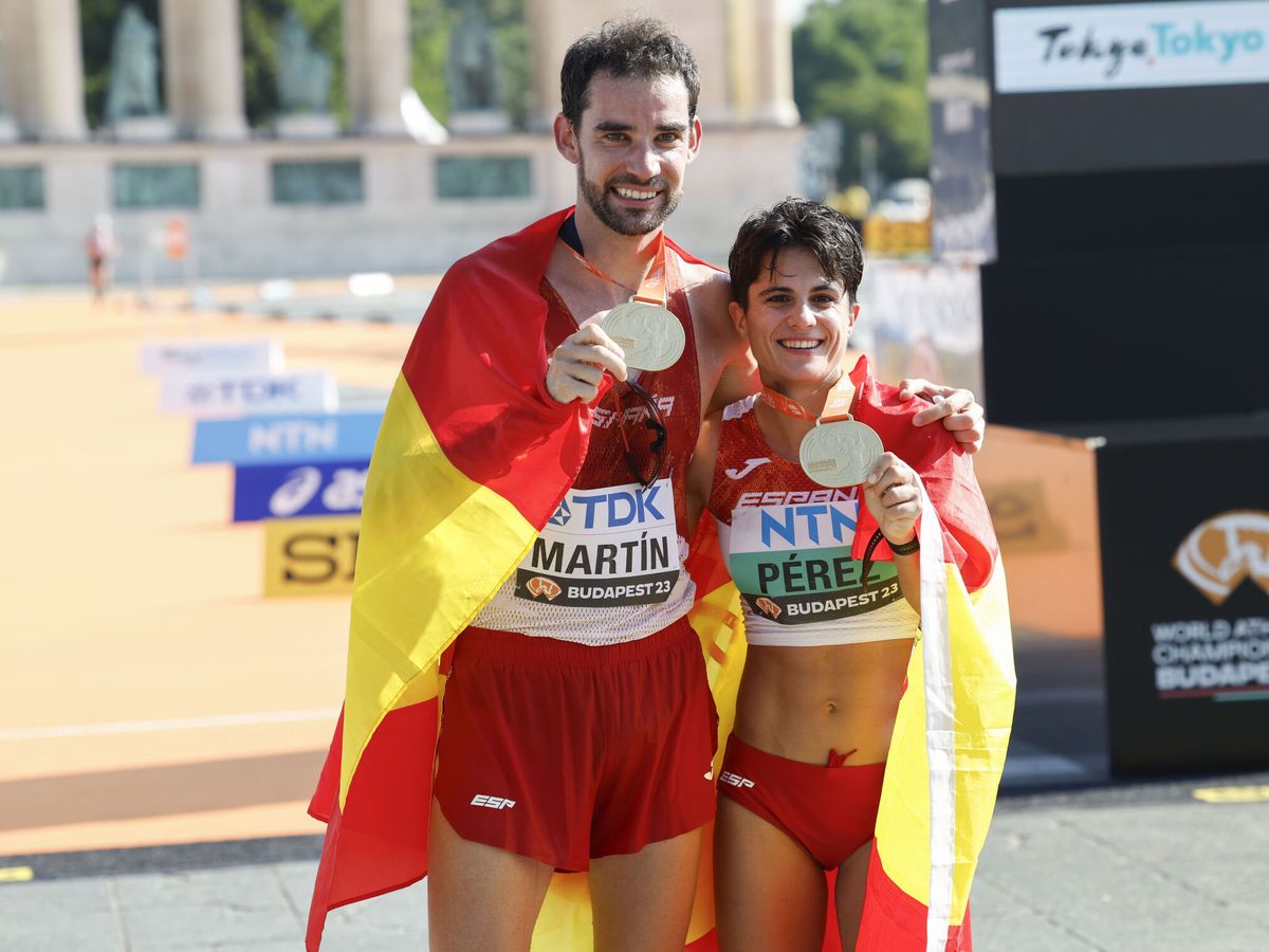 Foto: Álvaro Martín y María Pérez con la medalla de oro. (EFE/Javier Etxezarreta) 