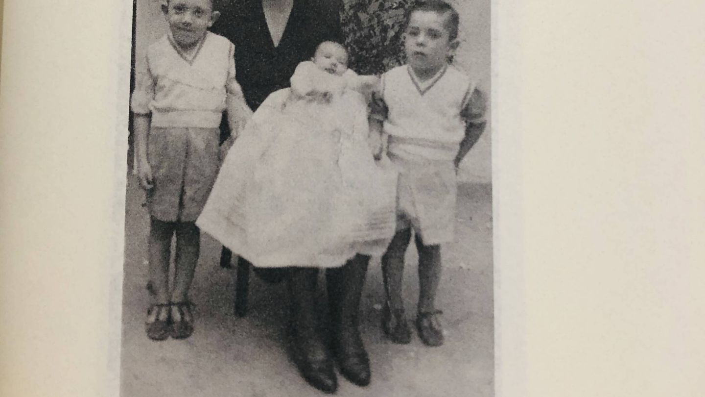 El excomisario José Manuel Villarejo en brazos de su madre, en una foto del libro.