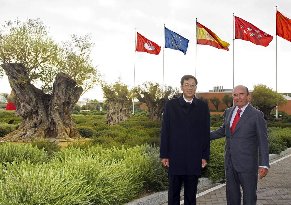 Foto: El presidente de Santander, Emilio Botín (d), junto a su homólogo en el Bank of Shanghai, Fan Yifei (EFE)