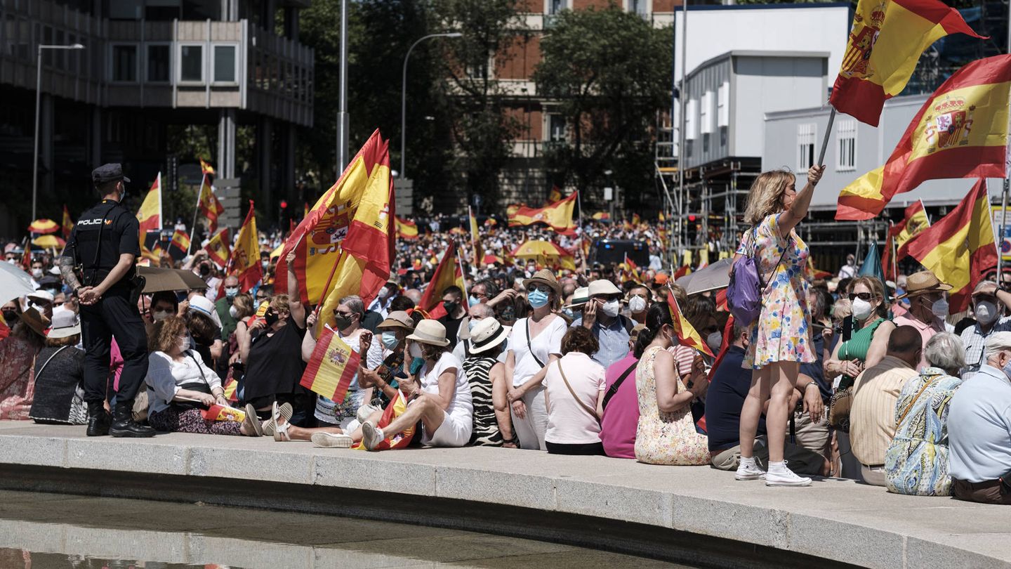 Manifestantes en la plaza de Colón durante la concentración contra los indultos. (Sergio Beleña)