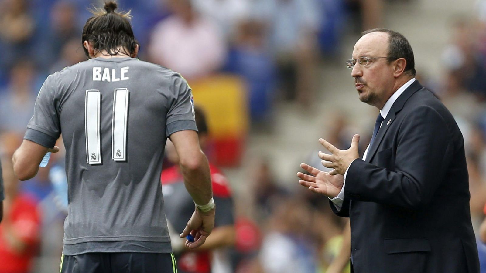 Foto: Rafa Benítez habla con Bale durante un partido (EFE)