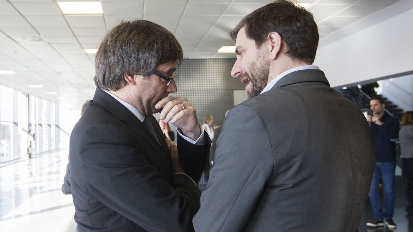 Imagen de 2016 del entonces presidente de la Generalitat, Carles Puigdemont (i), junto al 'conseller' de Salud, Toni Comín (d). (EFE)