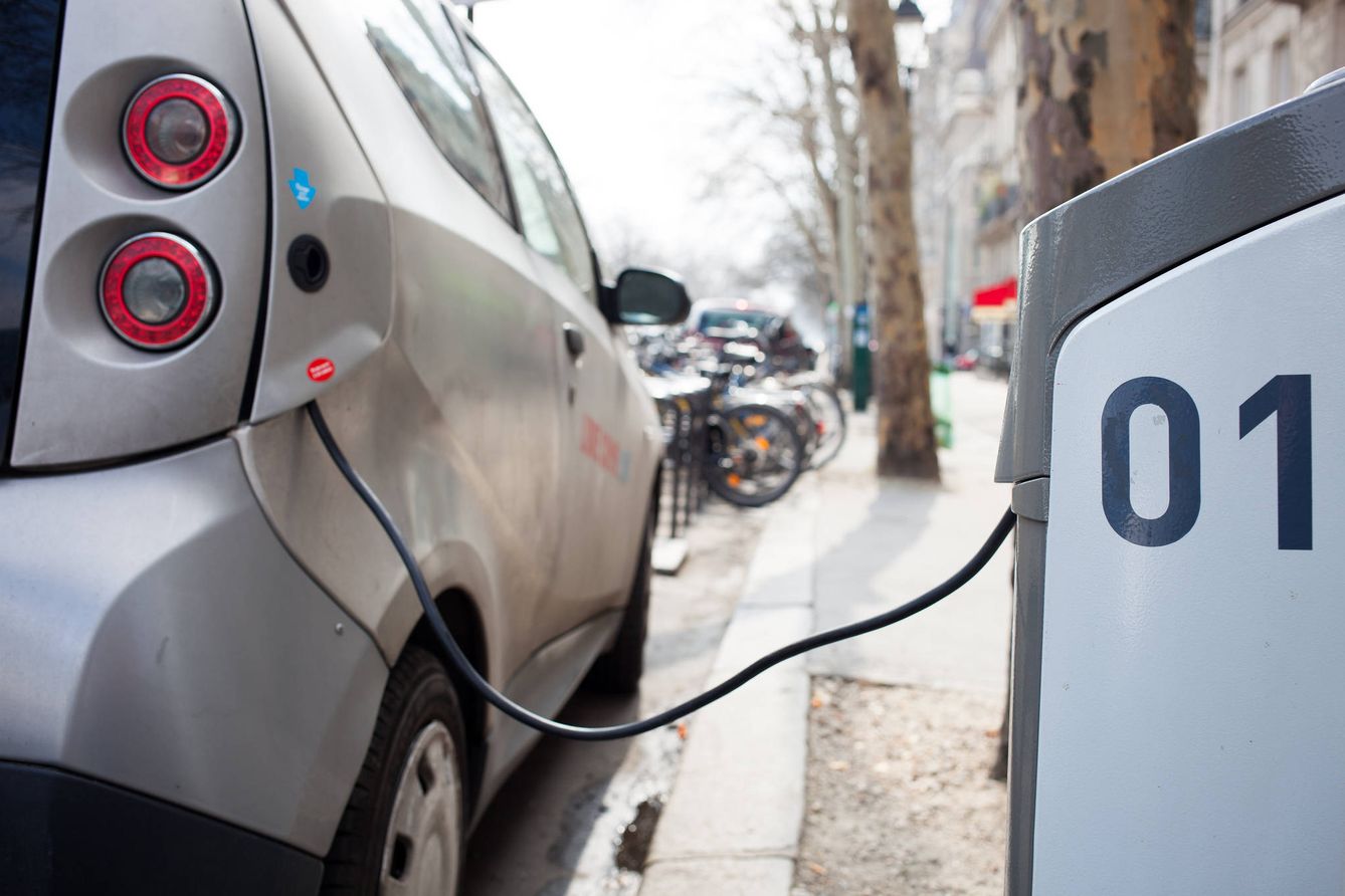 Un coche eléctrico carga sus baterías en un punto callejero. (EFE)