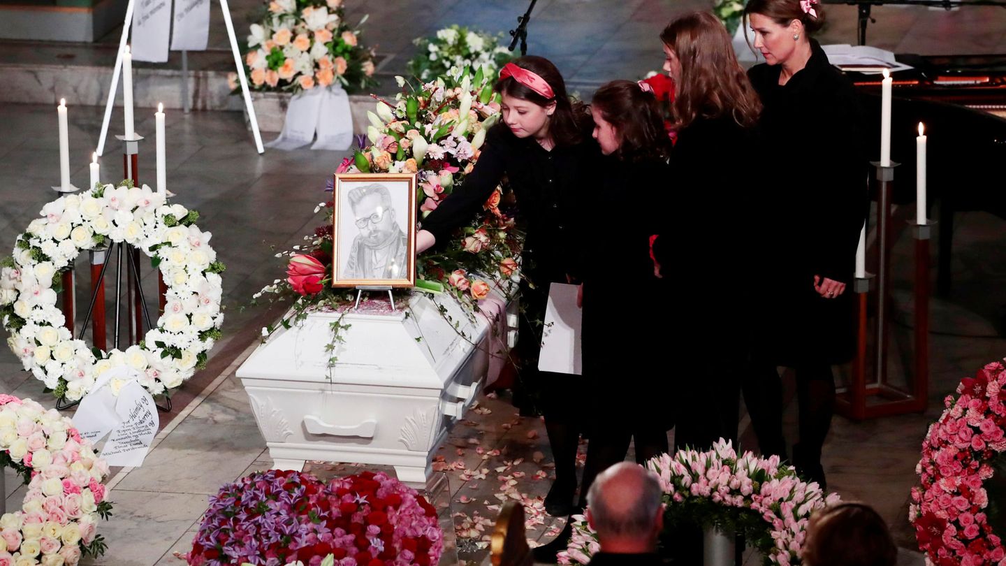 Marta Luisa y sus hijas, en el funeral de Ari Behn. (Reuters)