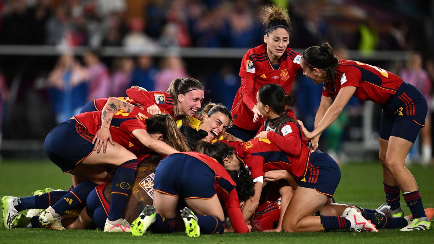 La selección femenina celebra su victoria en el Mundial. (EFE/Dan Himbrechts)