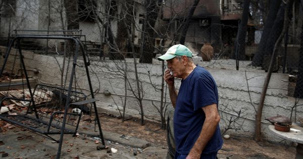 Foto: Un hombre se enjuaga las lágrimas en el patio de su casa, totalmente destruida por las llamas, en Mati, cerca de Atenas, el 28 de julio de 2018. (Reuters)