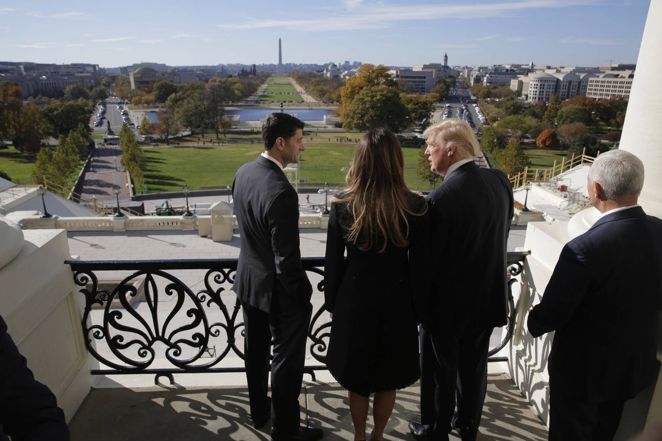 Paul Ryan, con Melania Trump, el presidente electo y Mike Pence en Washington, el 10 de noviembre de 2016. (Reuters) 