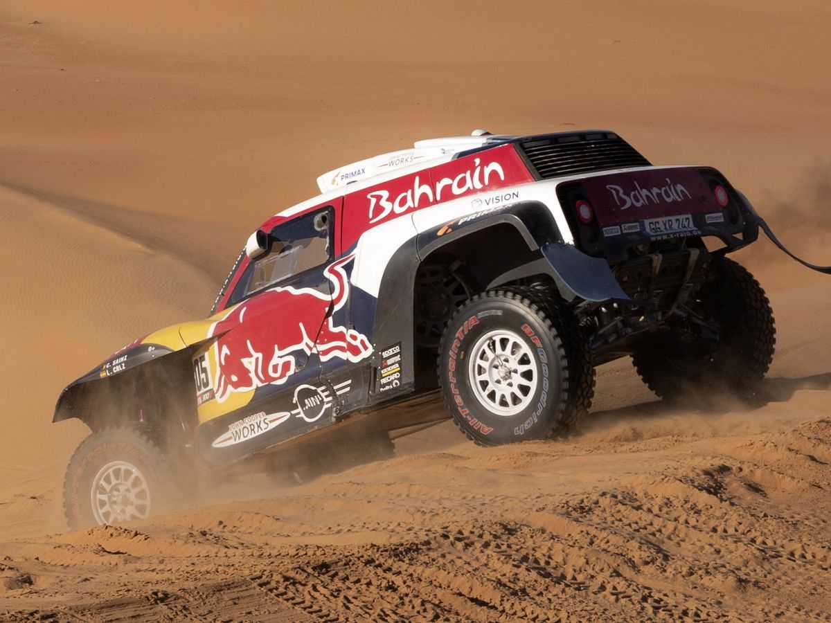 Foto: Carlos Sainz saltando una duna. (EFE)