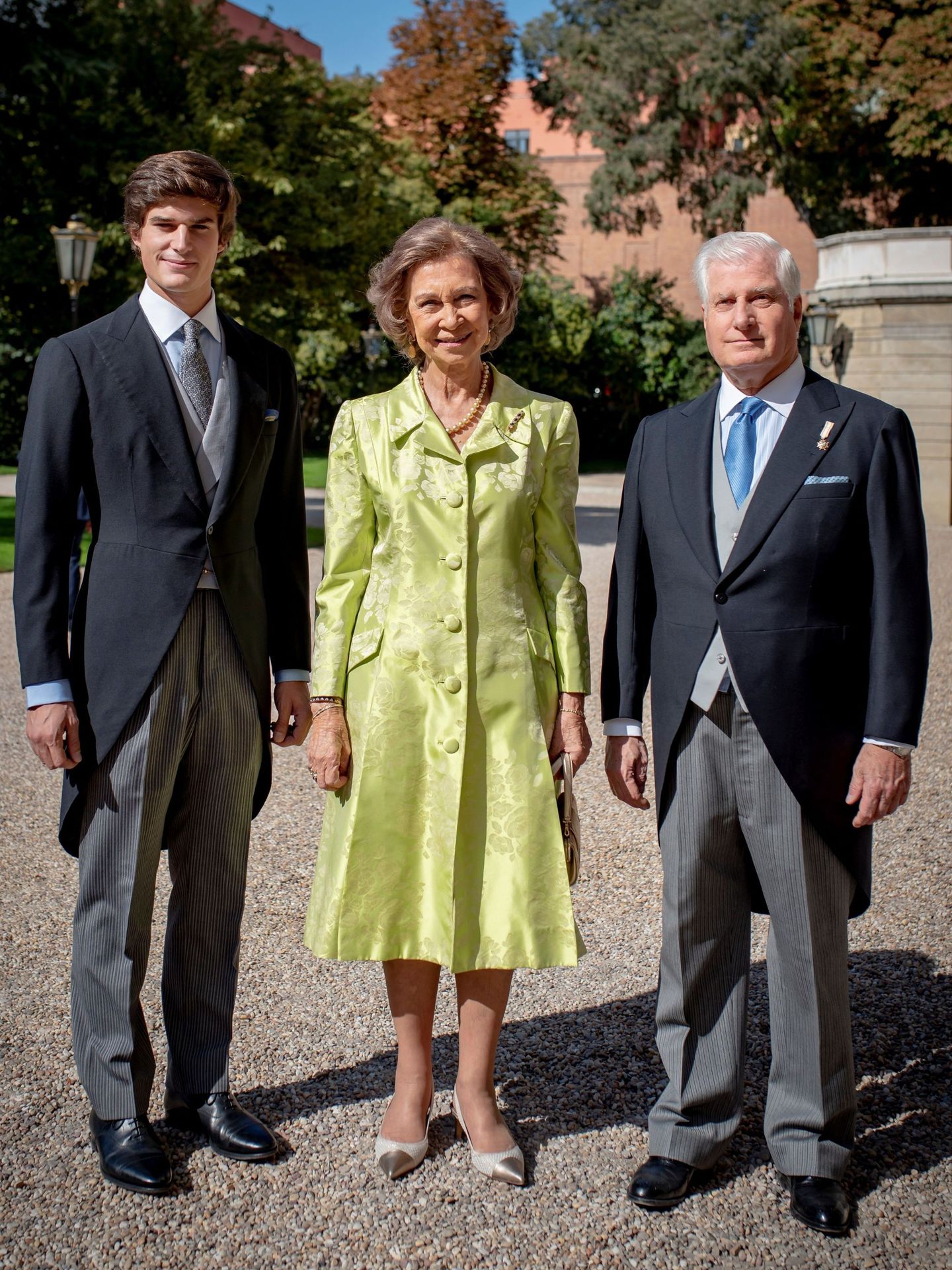 El duque de Alba y el duque de Osorno,  con la reina doña Sofía en la boda de Fernando Fitz-James Stuart y Sofía Palazuelo. (EFE)