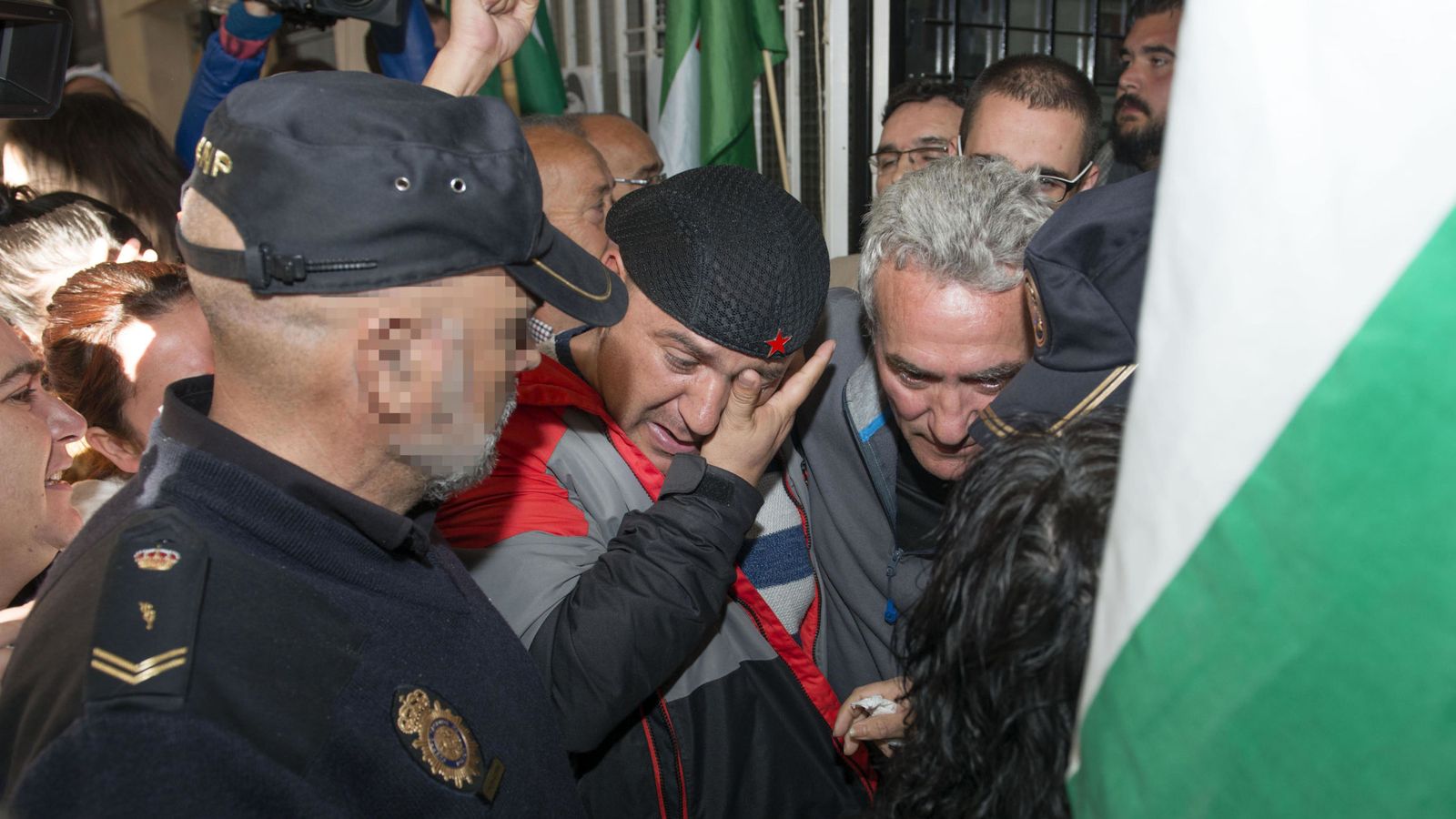 Foto: El edil de Jaén en Común (JeC) Andrés Bódalo (c) rompió a llorar al ser detenido. (EFE)