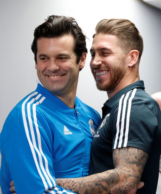 Foto: Solari y Sergio Ramos juntos y sonrientes antes de una rueda de prensa. (Reuters)