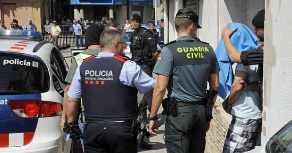 Foto: Mossos y Guardia Civil durante la investigación posterior a los atentados del pasado 17 de agosto. (EFE)