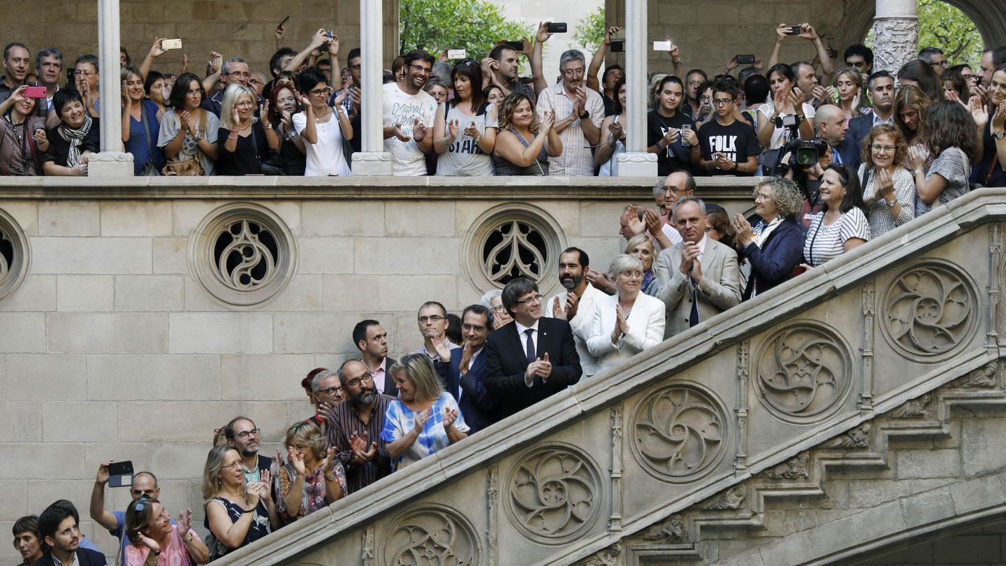 Carles Puigdemont, este jueves en el Palau con la comunidad educativa. (EFE)