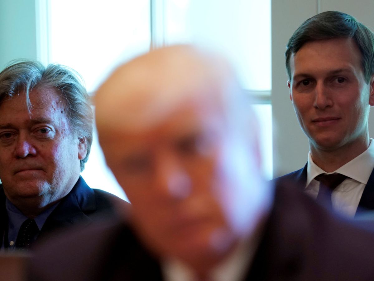Foto: Trump advisers bannon and kushner listen as u.s. president donald trump meets with members of his cabinet at the white house in washington
