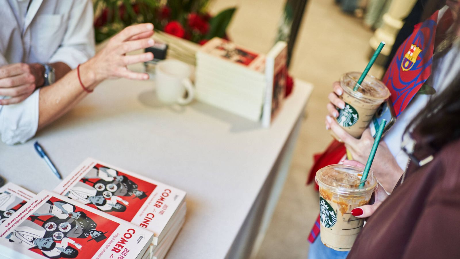 Barcelona tiene el plan gratis perfecto: los talleres de escritura creativa de Starbucks que convierten sus cafeterías en clubes literarios