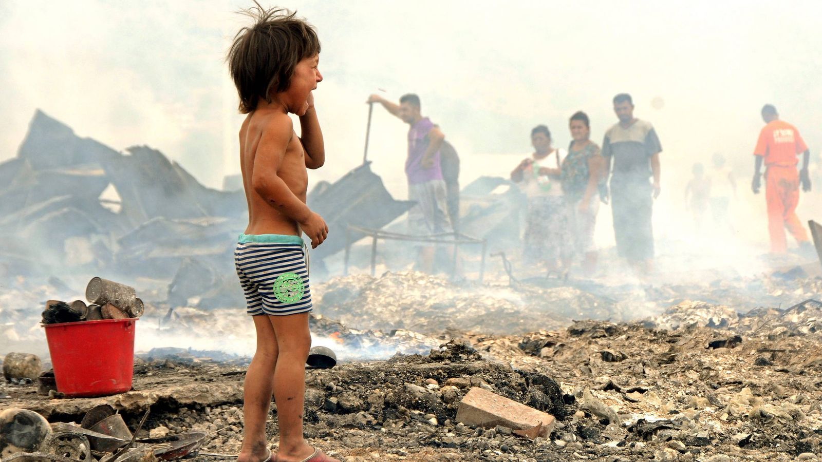 Foto: Un niño llora tras un incendio en un campo de refugiados en la ciudad de Podgorica. (EFE)