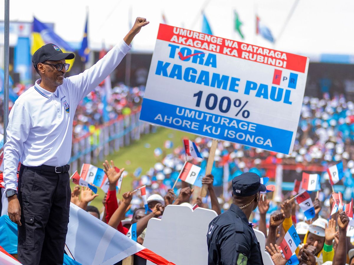 Foto: El actual presidente de Ruanda, Paul Kagame, saluda a sus seguidores durante el lanzamiento de su campaña presidencial en Musanze, Ruanda. (EFE)