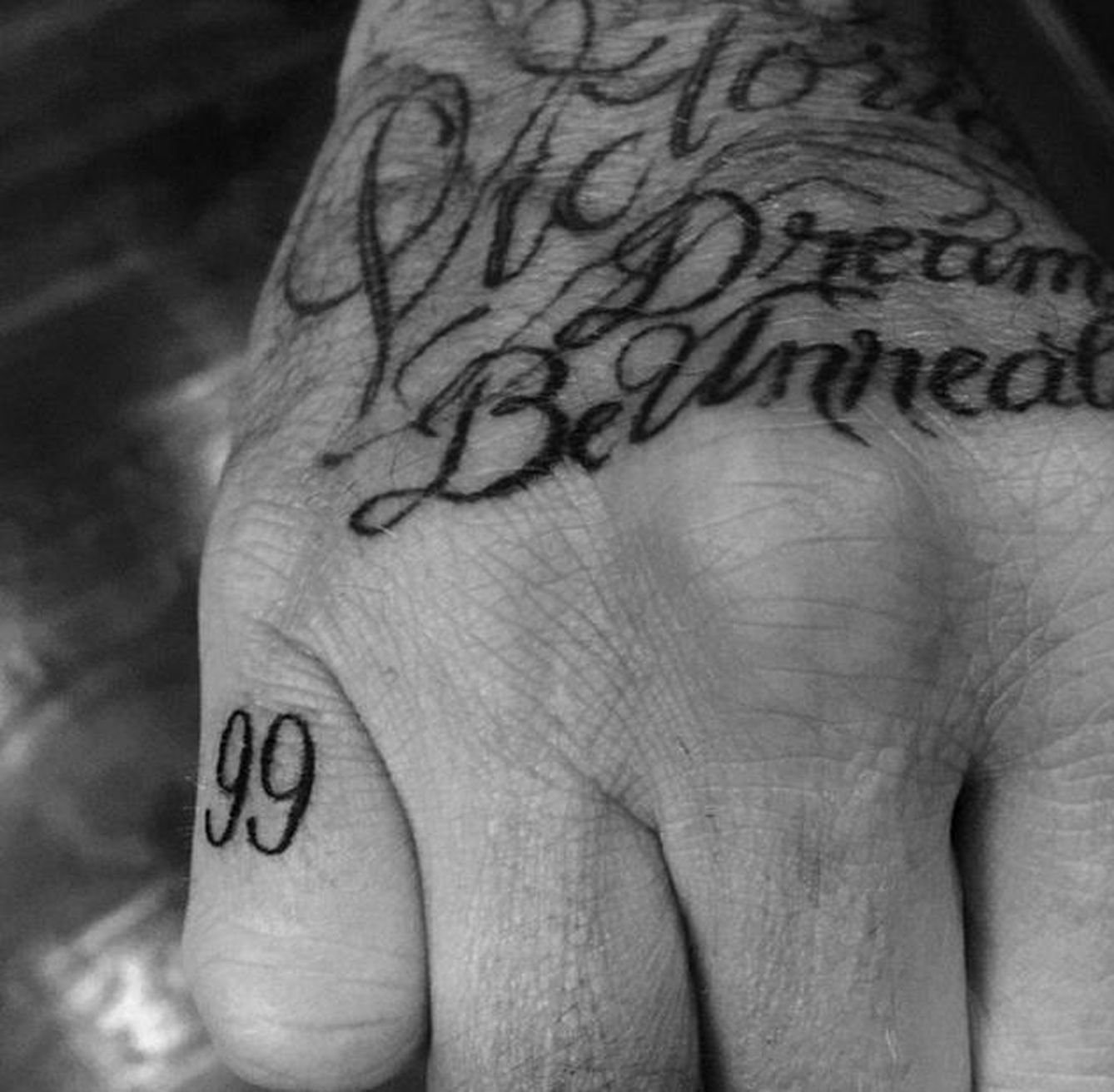 El número 99 es uno de los últimos tatuajes de David Beckham. (Facebook)