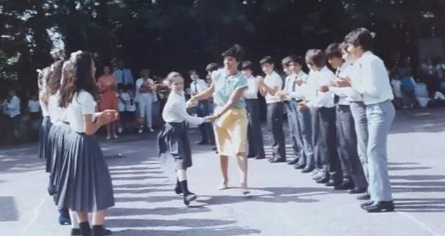 Pedro Sánchez (derecha de la foto), junto a sus compañeros y a su profesora Gloria Polanco (centro de la imagen, bailando con una alumna). (Cortesía)