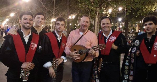 Foto: Kevin Spacey, junto a los tunos con los que cantó 'La Bamba' en Sevilla (Foto: Instagram/Tuna Derecho Sevilla)