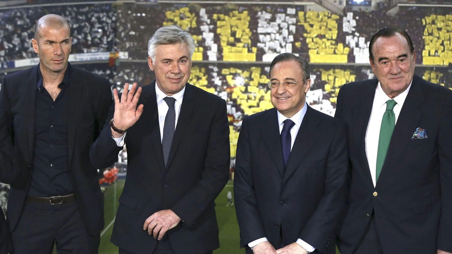 Tapias junto a Ancelotti, Zidane y Florentino Pérez. (EFE)