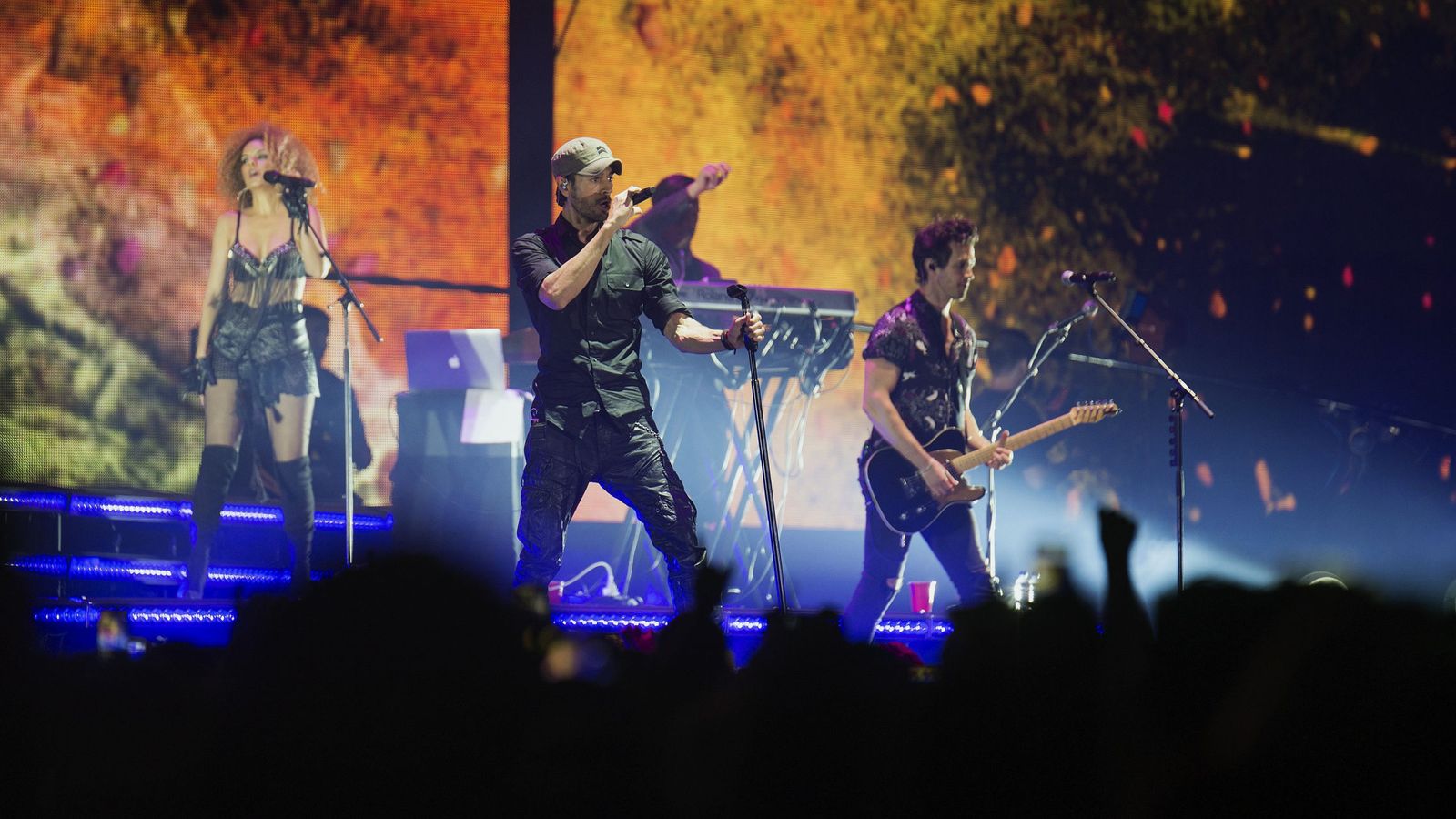 Foto:  El cantante Enrique Iglesias, en un momento del concierto que ha ofrecio en Santander. (EFE)