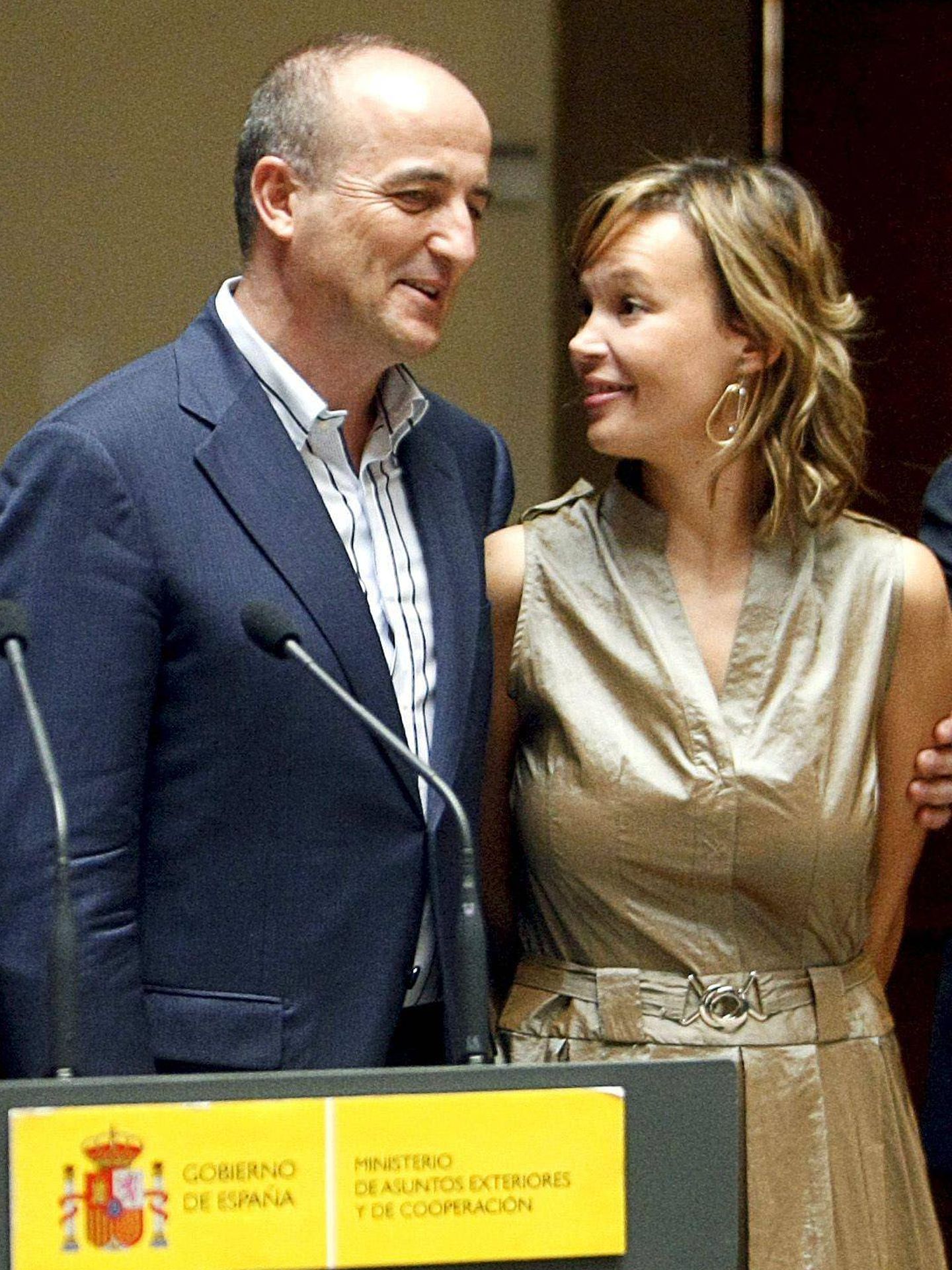 Miguel Sebastián y Leire Pajín, en julio de 2008, cuando ambos eran ministro de Industria y secretaria de Organización del PSOE. (EFE)