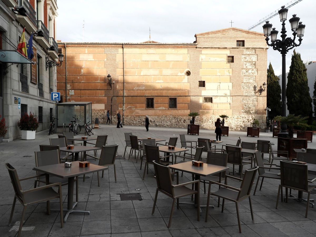Foto: Vista de una terraza en la plaza de San Martín, en el centro de Madrid, completamente vacía. (EFE)