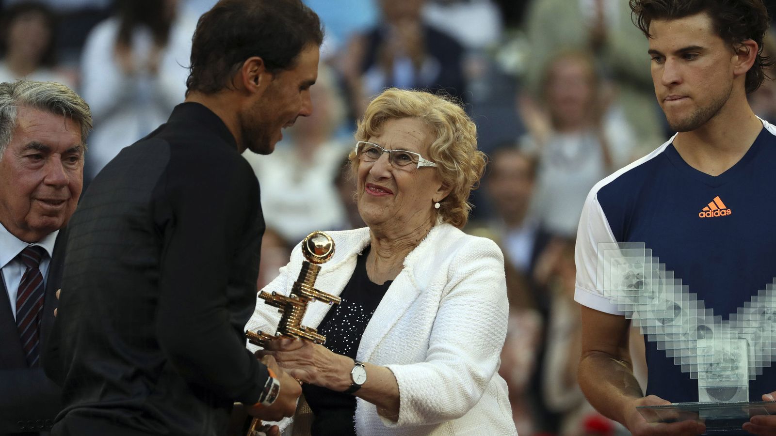 Foto: La alcaldesa de Madrid, Manuela Carmena, entrega el trofeo del Open de Tenis a Rafa Nadal. (EFE)