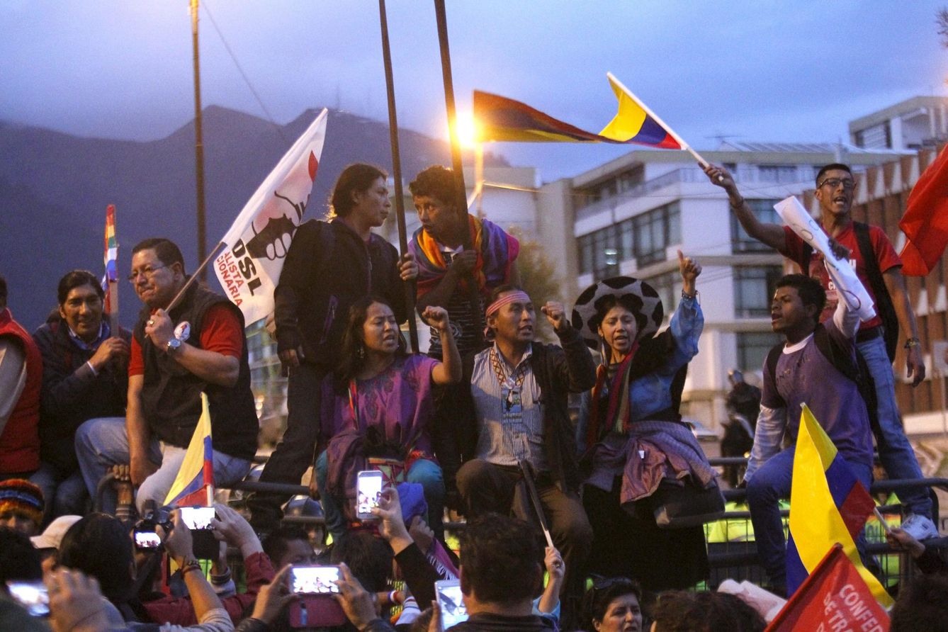 Manifestantes protestan contra las reformas constitucionales, en Quito, en noviembre de 2016 (Reuters).
