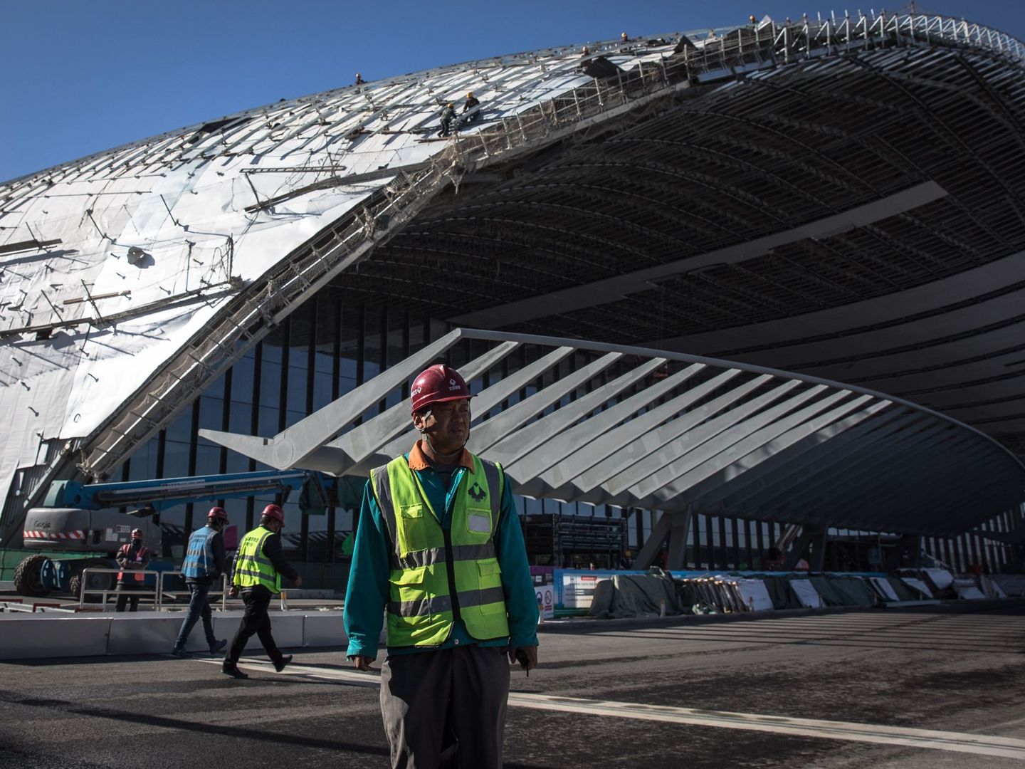 Un operario trabaja en la construcción del Aeropuerto Internacional de Pekín-Daxing, en Pekín, en 2018. (EFE)