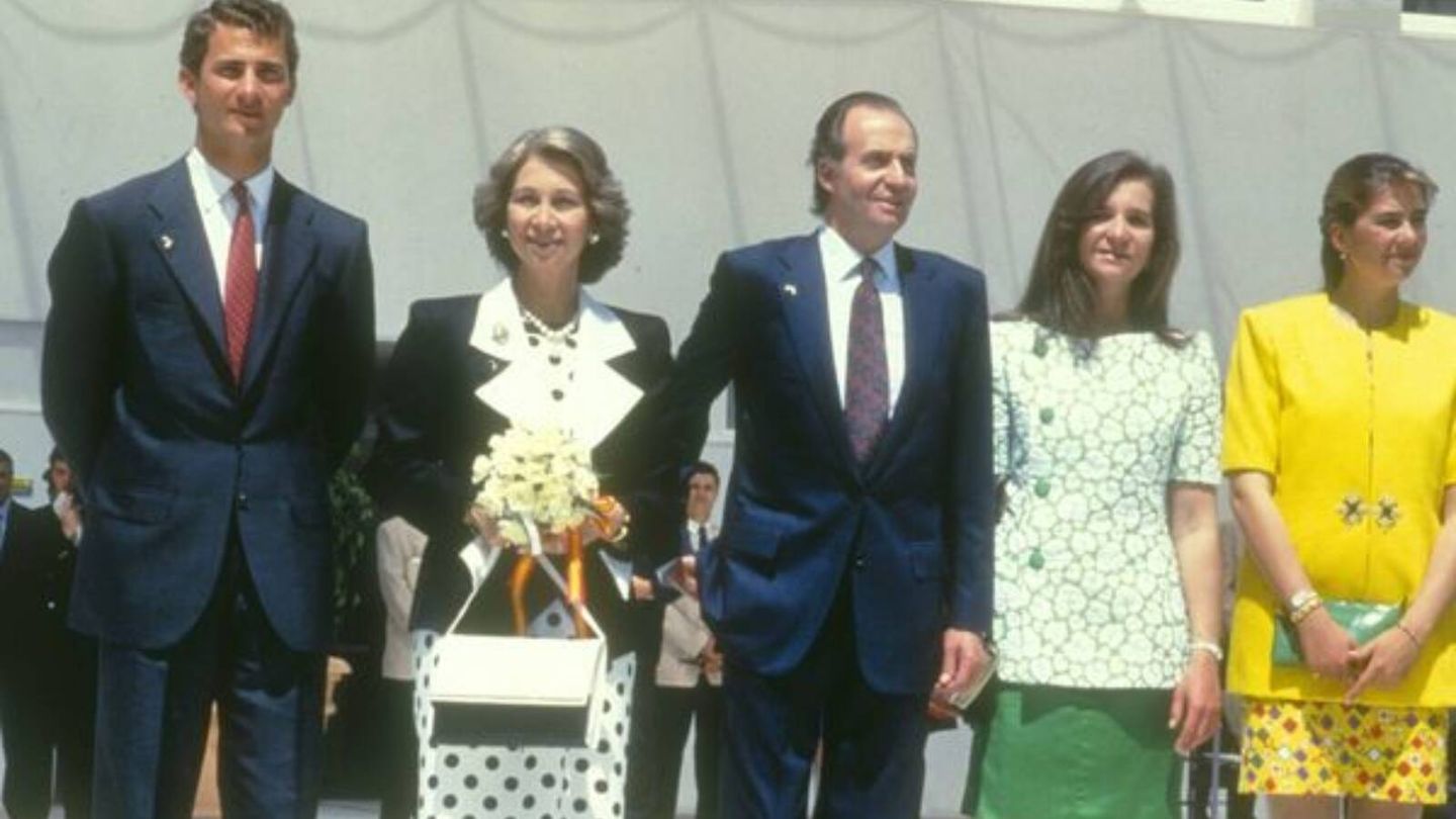 Los reyes Juan Carlos I y Sofía, junto a sus hijos, el entonces príncipe Felipe y las infantas Elena y Cristina, en la Exposición de Sevilla en 1992. (CP)