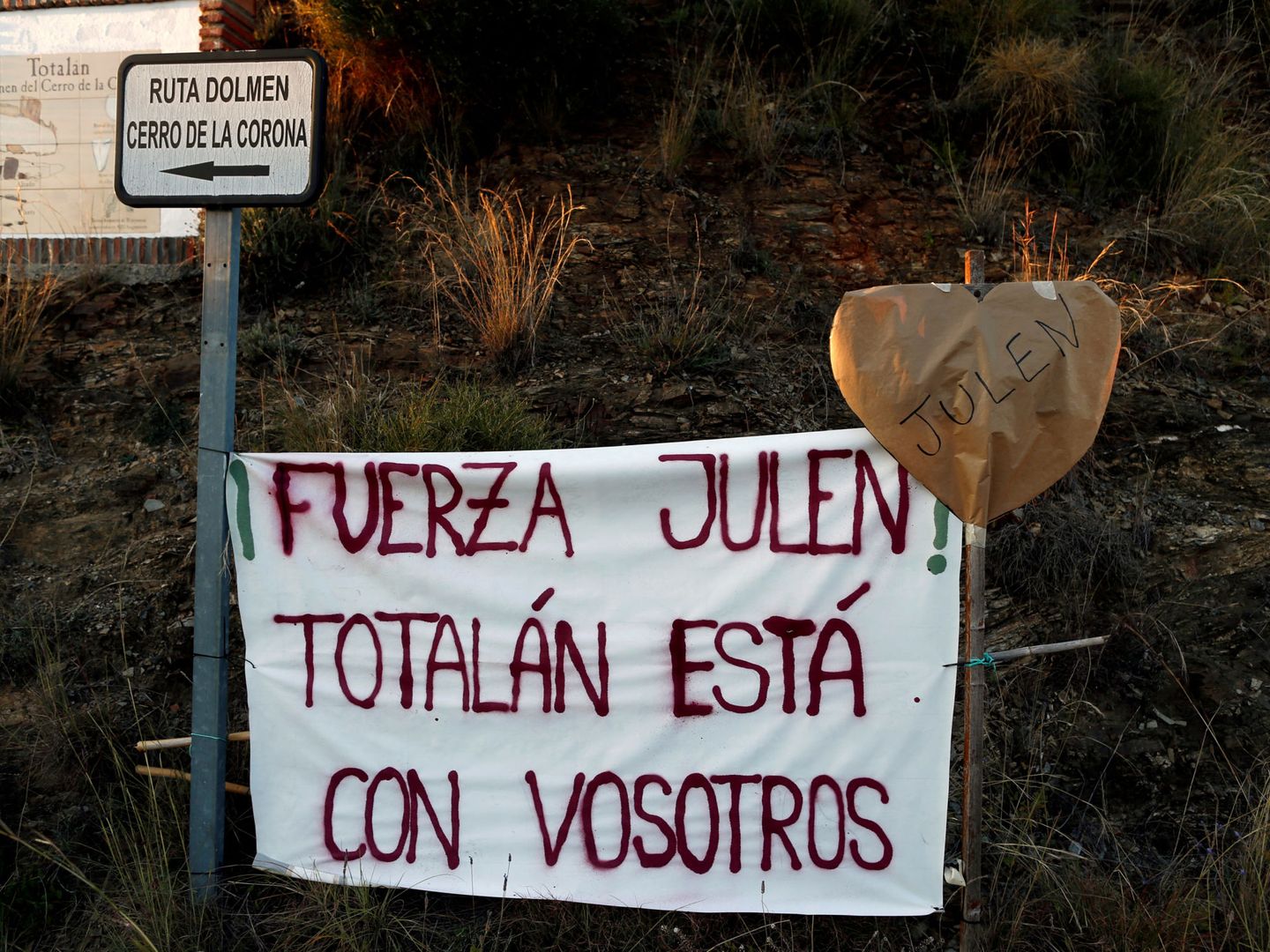 Pancarta en apoyo a Julen en Totalán (Reuters).