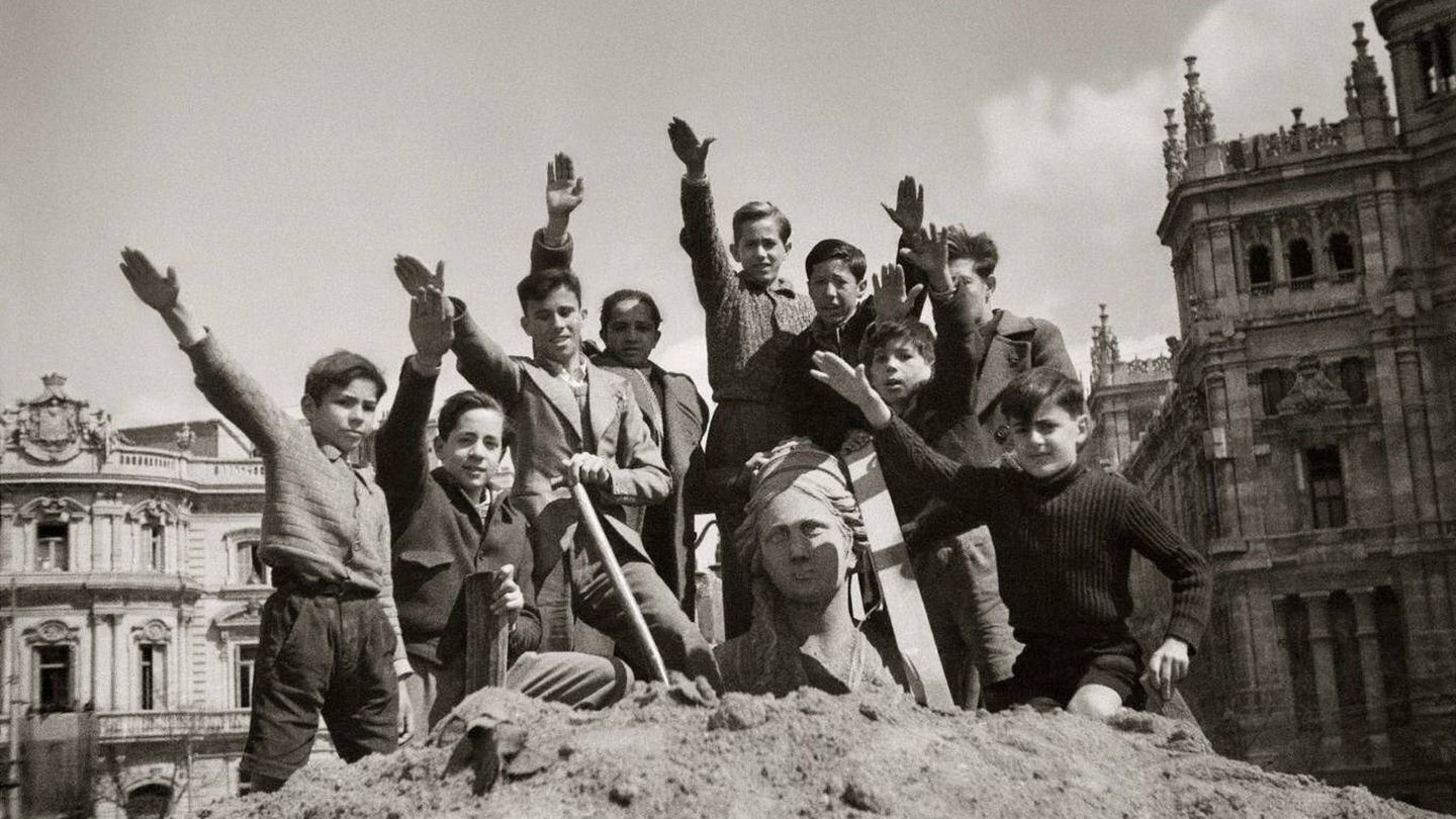 'Niños madrileños sobre la estatua de La Cibeles'. 29 de marzo de 1939. Santos Yubero. (Archivo Regional de Madrid)
