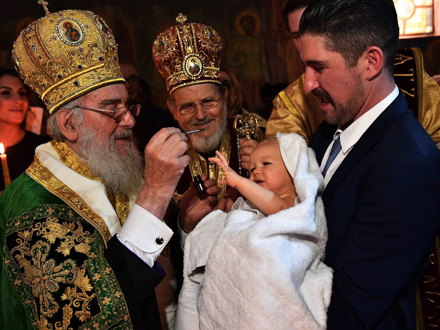 El príncipe de Serbia con su hijo, Stefan, en brazos. (Cordon Press)