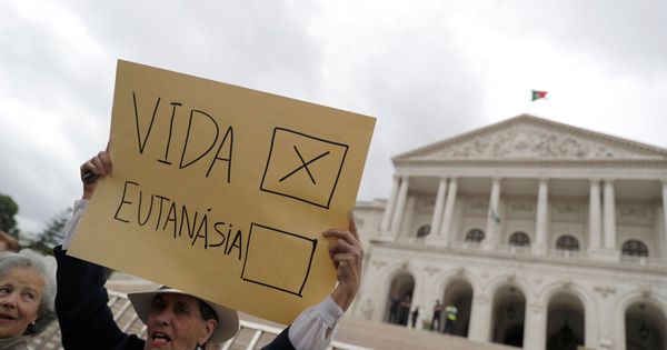 Foto: Un manifestante durante una protesta contra la eutanasia, en Lisboa. (EFE)